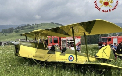 Malore in volo durante le riprese di un film di Marco Paolini, il pilota riesce a portare a terra il biplano e muore